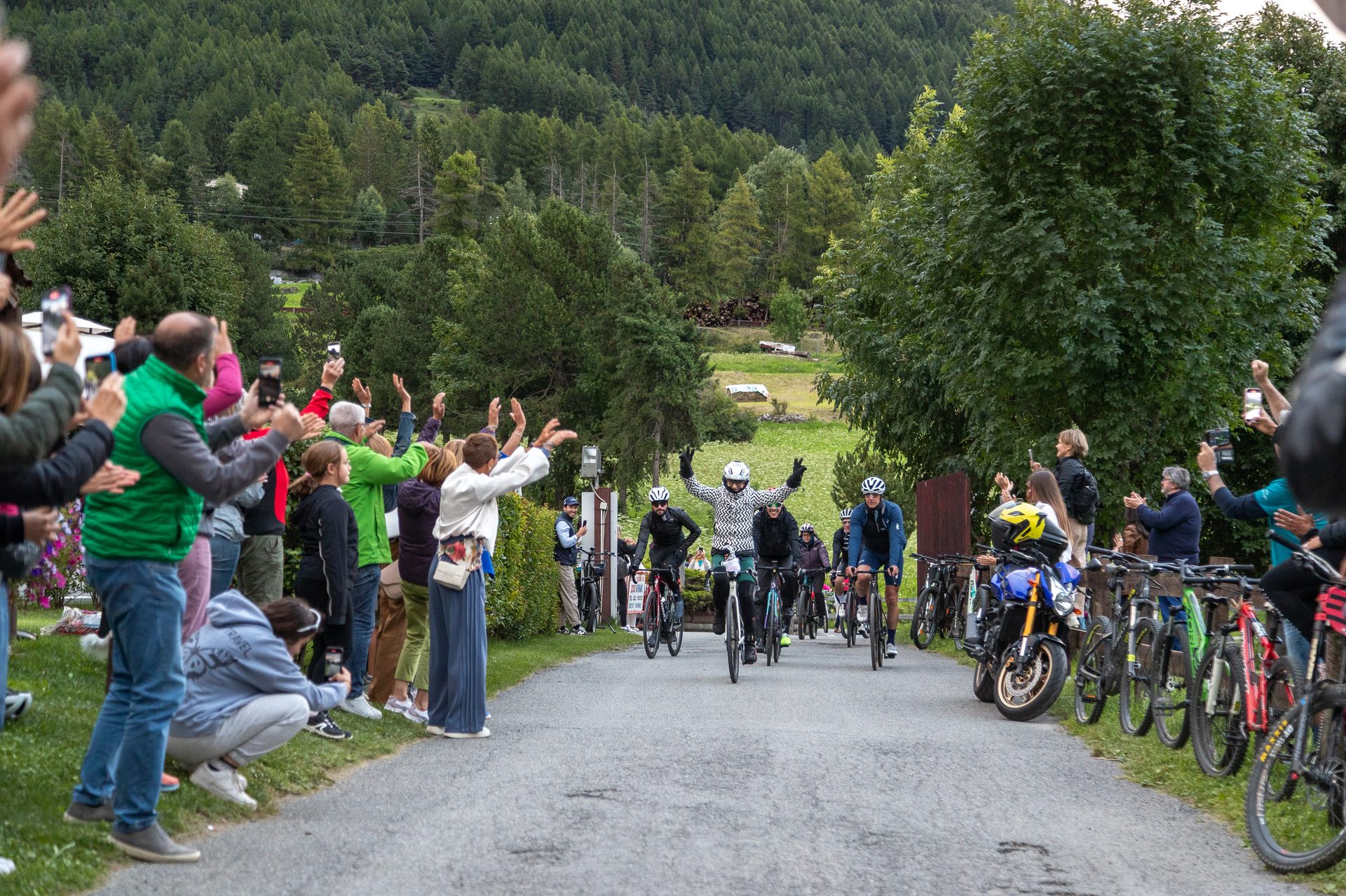 Gruppo in salita — Everesting 2025