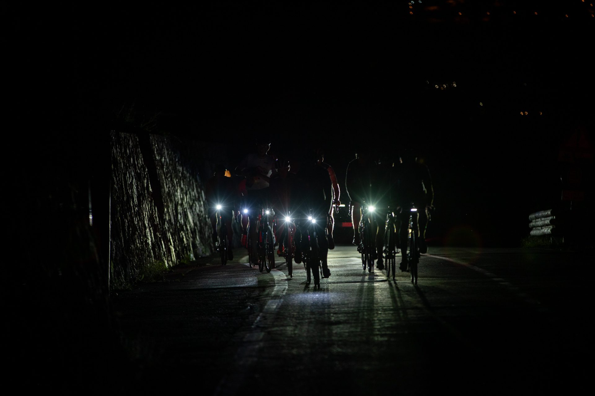 Partenza notturna Everesting 2025
