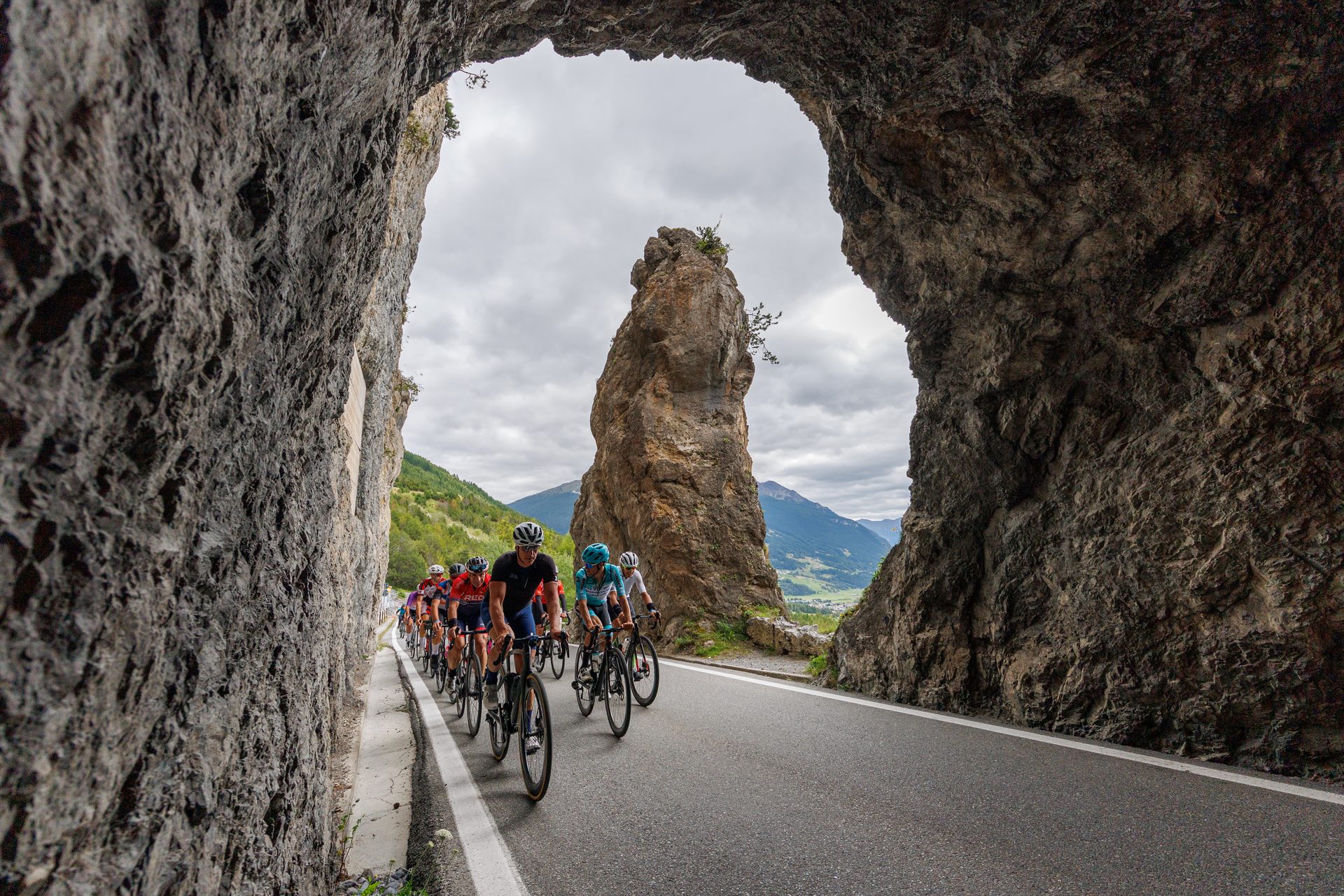 Ciclisti nel tunnel — Everesting 2025